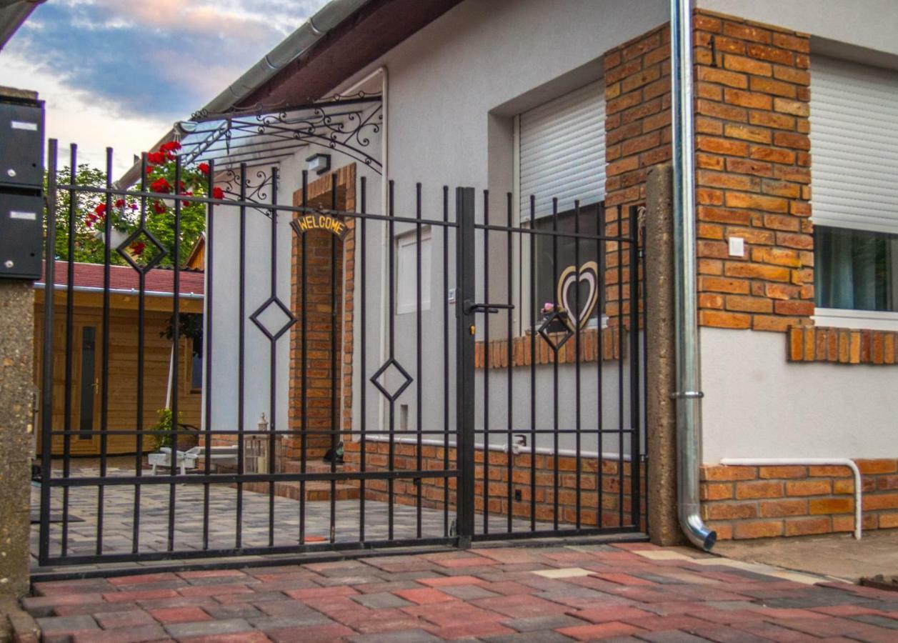 Feliz Apartman Gyula Exteriér fotografie